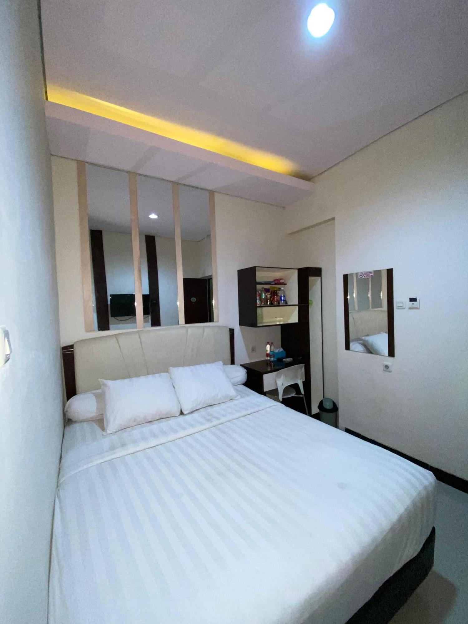 Dekost Madiun Hotel Luaran gambar
